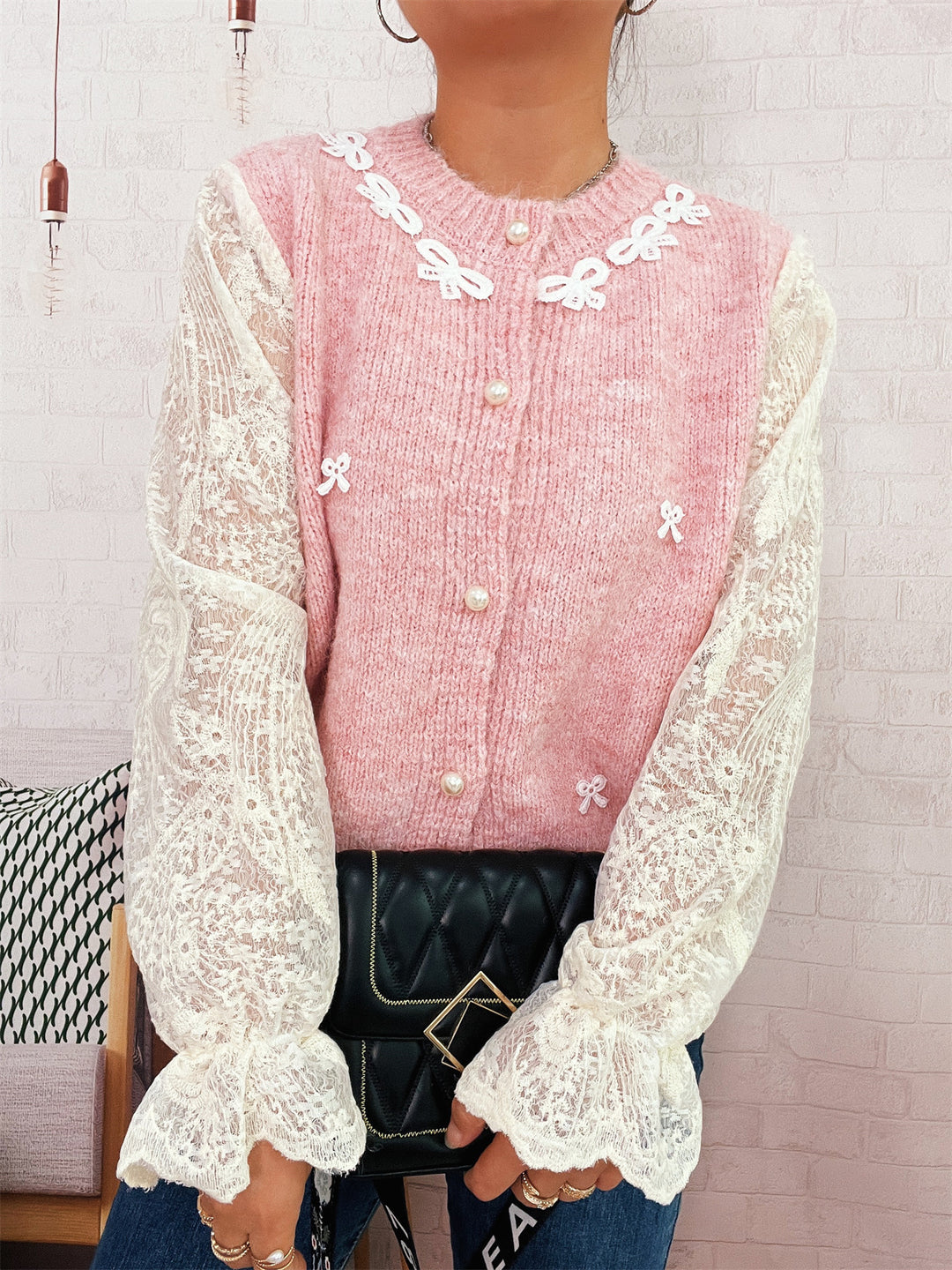 Damen Strickjacke mit romantischen Spitzendetails und eleganten Knopfverschlüssen EB