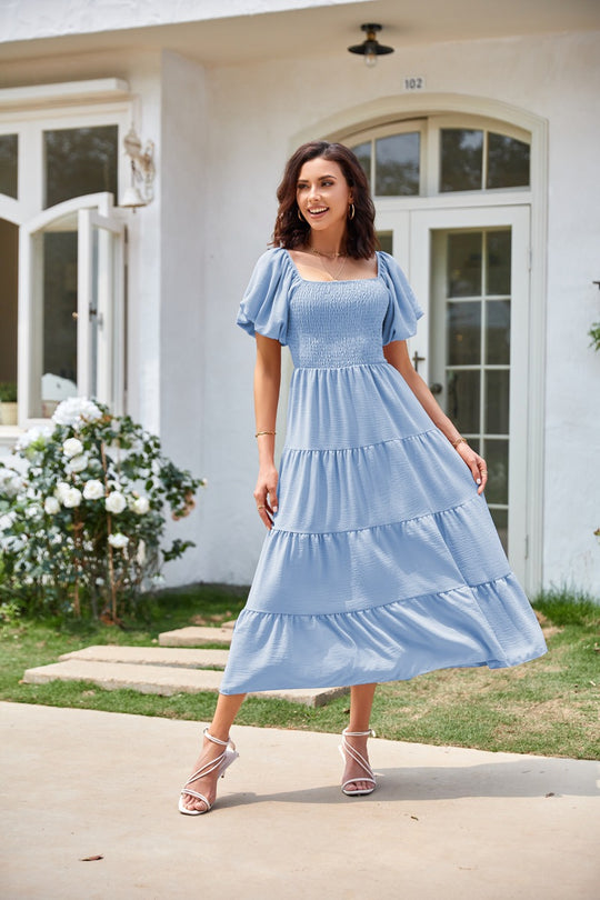 EB | Plissee-Kleid mit quadratischem Ausschnitt und Neckholder-Blasenärmeln