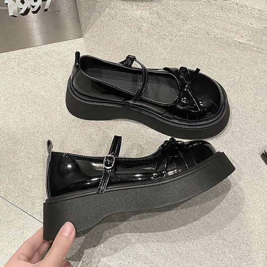 Damen Schicke Plateau-Schuhe mit glänzendem Obermaterial und dekorativem Riemchen EB