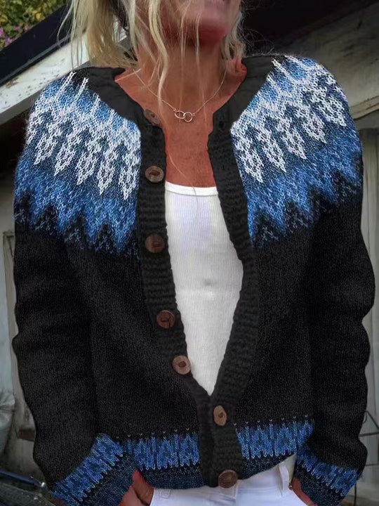 Damen nan gemusterte Strickjacke mit Rundpasse, Holzknöpfen und Eingrifftaschen EB