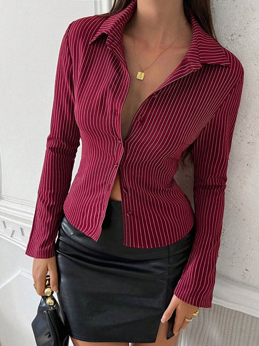 Damen Elegante Bluse mit schmalen Streifen und tailliertem Schnitt EB
