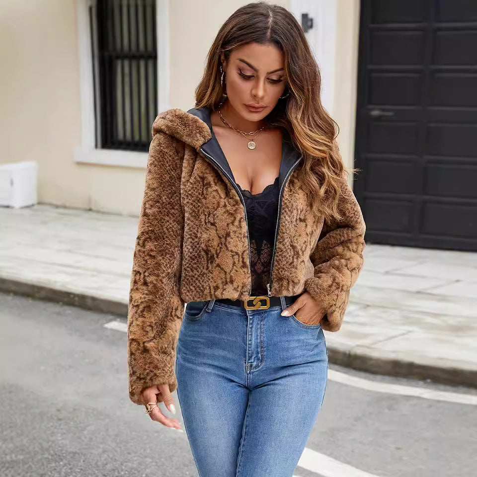 Damen Kunstfelljacke mit kontrastierenden Details und modischem Schnitt EB