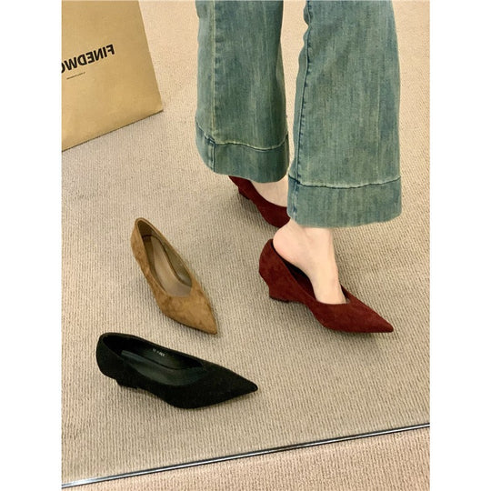 Damen elegante Pumps mit verspielt geschwungenem Design und Schleifenakzenten EB