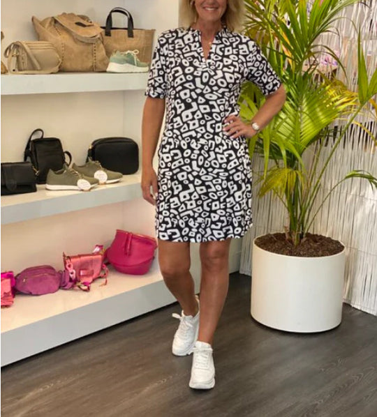 Damen Freizeitkleid mit modischen Musterelementen und praktischen Taschen EB