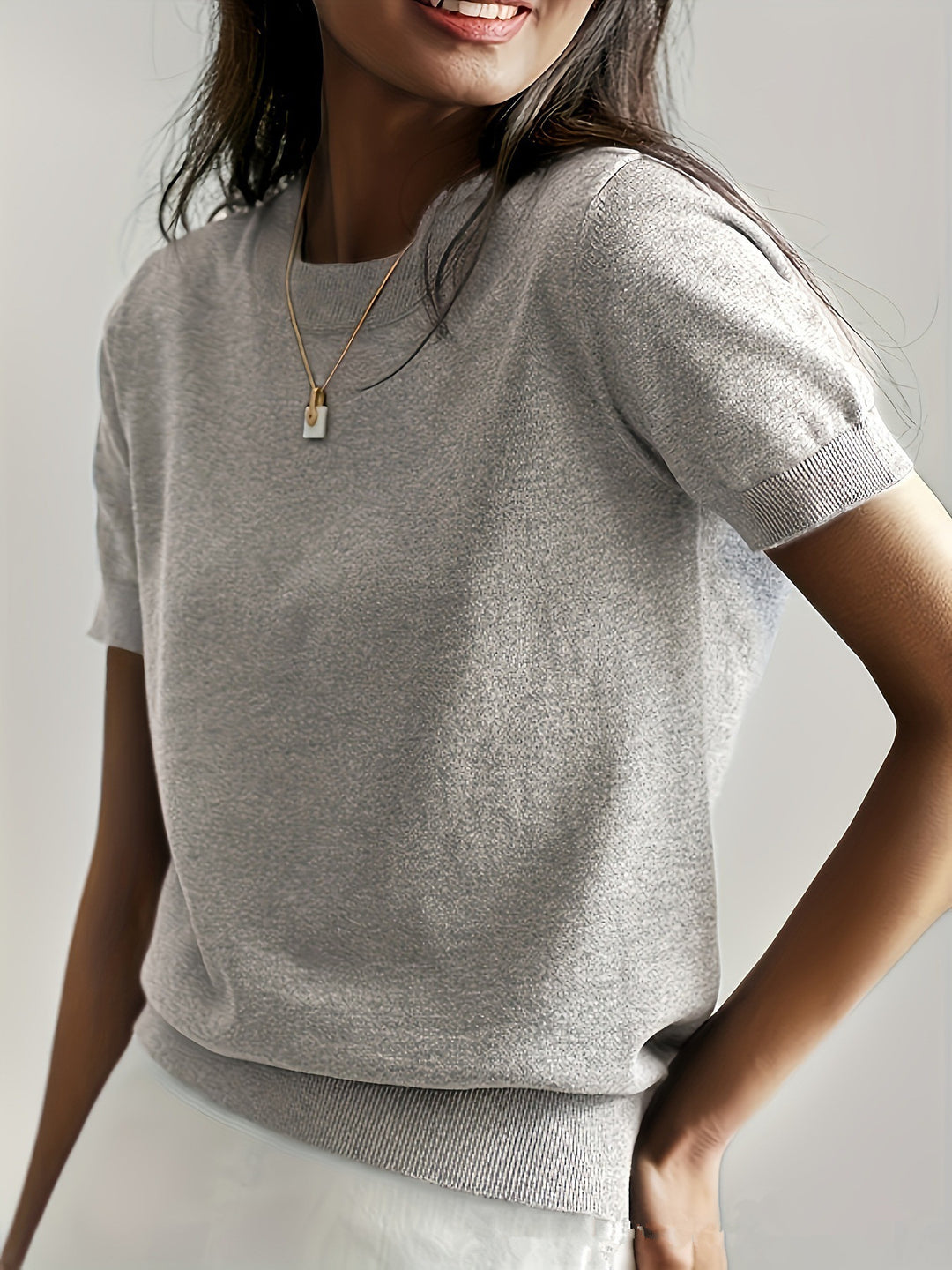 Damen Feinstrickpullover mit Kurzarmiger Silhouette und Weich Fließendem Material EB