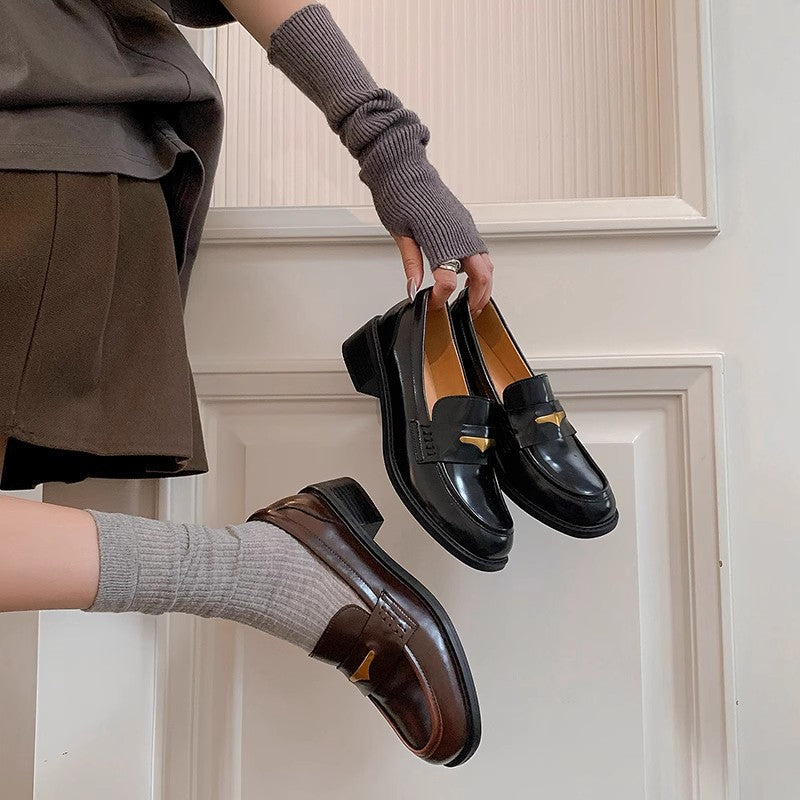 Damen stilvolle Mokassins mit glänzender Oberfläche und eleganter Zierschnalle EB
