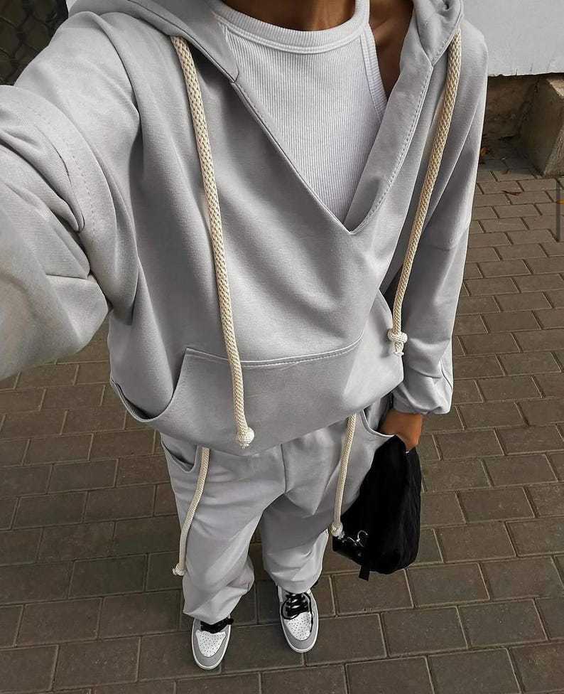 Damen lässiges Sport-Set mit Kapuze und praktischen Taschen EB