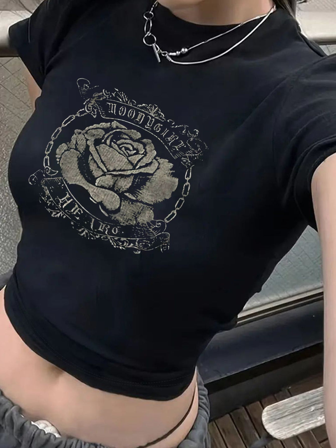 Damen T-Shirt mit kreativem Schlüsselherz-Motiv und modernem Print EB