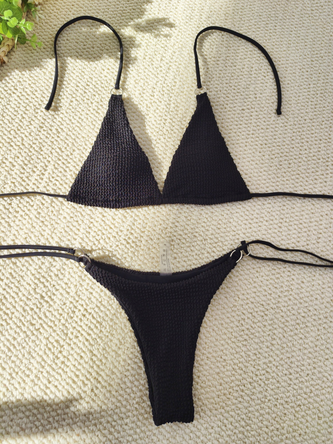 Damen Triangel-Bikini mit strukturiertem Gewebe und eleganten Ringverzierungen EB