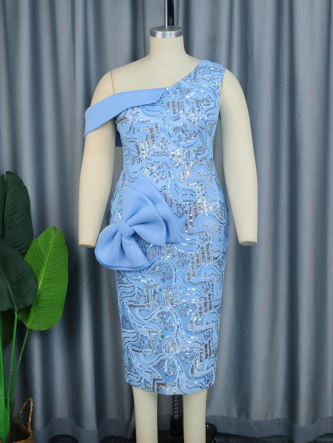 Damen Abendkleid mit asymmetrischem Schnitt und funkelnden Applikationen EB