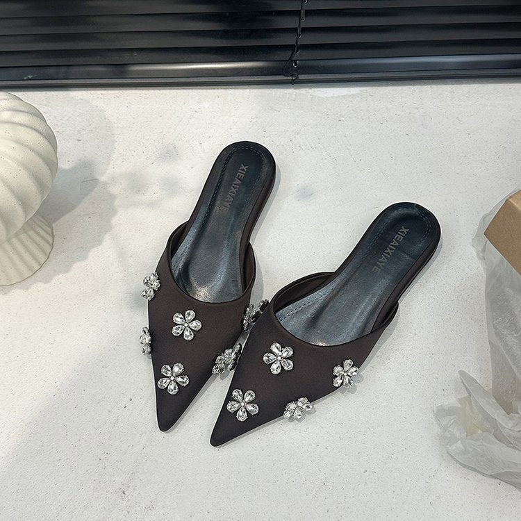 Damen elegante Mules mit funkelndem Blütenakzent EB