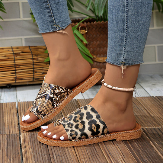 Damen Slide-Sandalen mit eleganten Leodruck-Elementen und bequemer Fußbettung EB