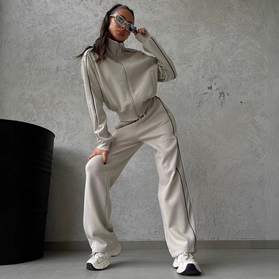 Damen lässiges Sweatset mit Stehkragen Reißverschluss gekürzter Jacke und hochtaillierter Schlaghose Eichborn Berlin