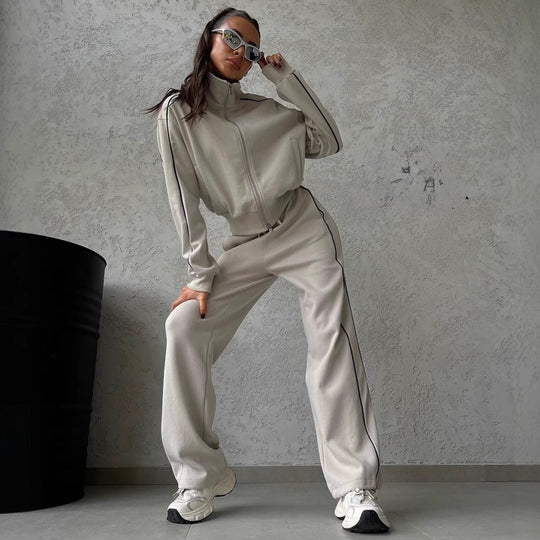 Damen lässiges Sweatset mit Stehkragen Reißverschluss gekürzter Jacke und hochtaillierter Schlaghose Eichborn Berlin