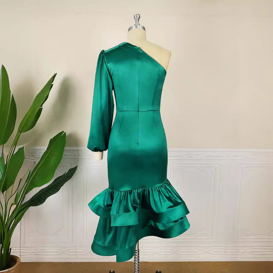 Damen Exquisites Satin-Kleid mit asymmetrischem Design und voluminösem Rüschen-Saum EB