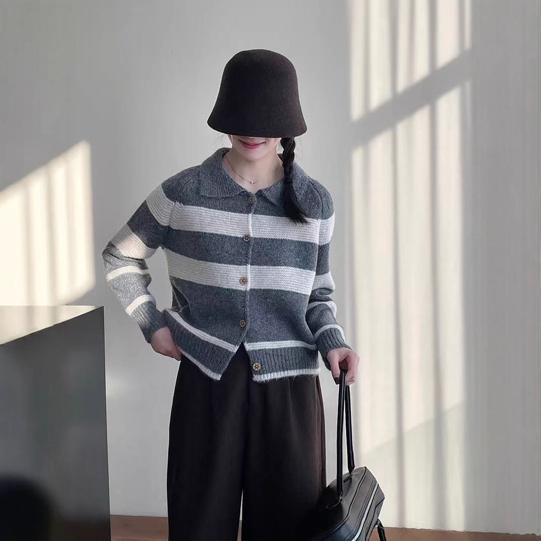 Damen Modischer Strickcardigan mit eleganten Streifen und Holzknöpfen EB