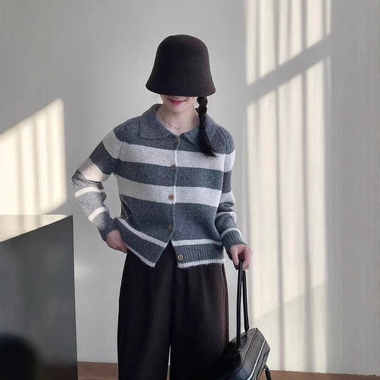 Damen Modischer Strickcardigan mit eleganten Streifen und Holzknöpfen EB