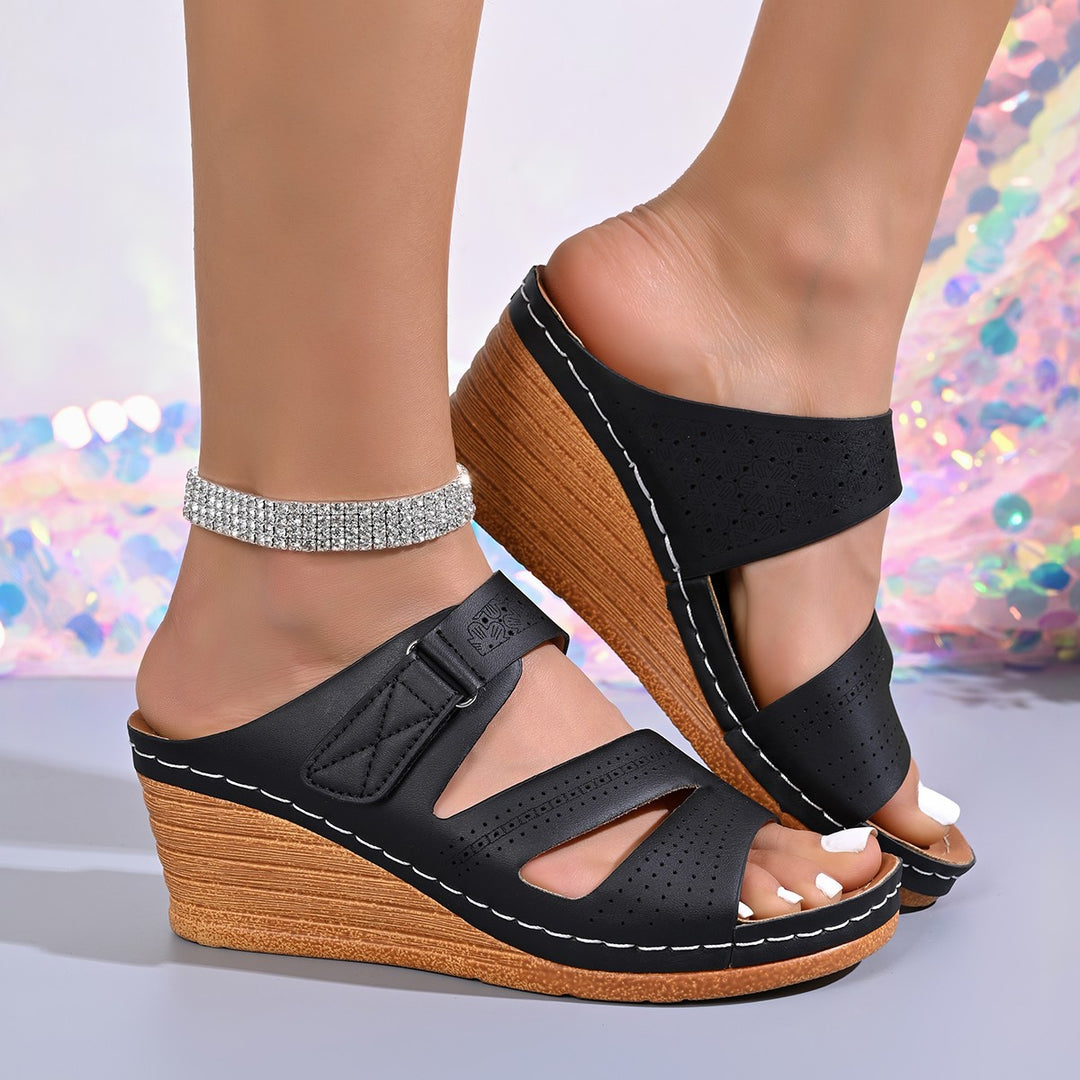 Damen Wedge-Sandalen mit elastischem Riemendesign und perforierter Oberfläche EB