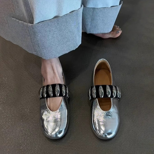 Damen komfortable Ballerinas mit glänzender Oberfläche und dekorativem Riemen EB