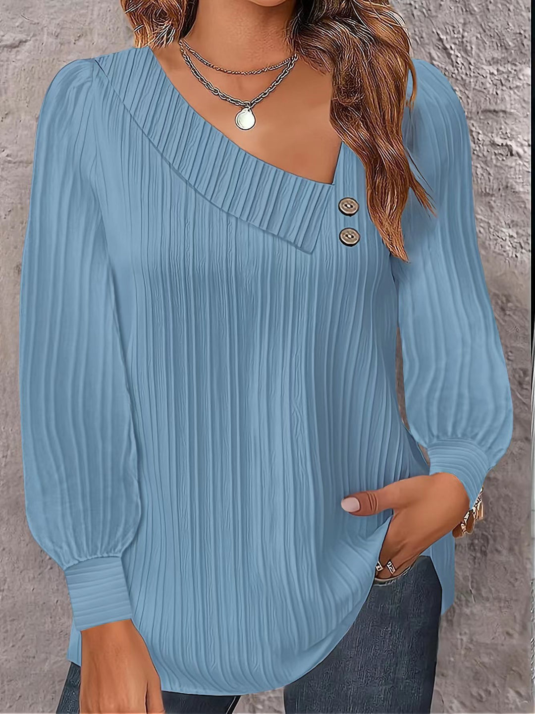 Damen Plissiertes Oberteil mit asymmetrischem Kragen und eleganten Knopfdetails EB