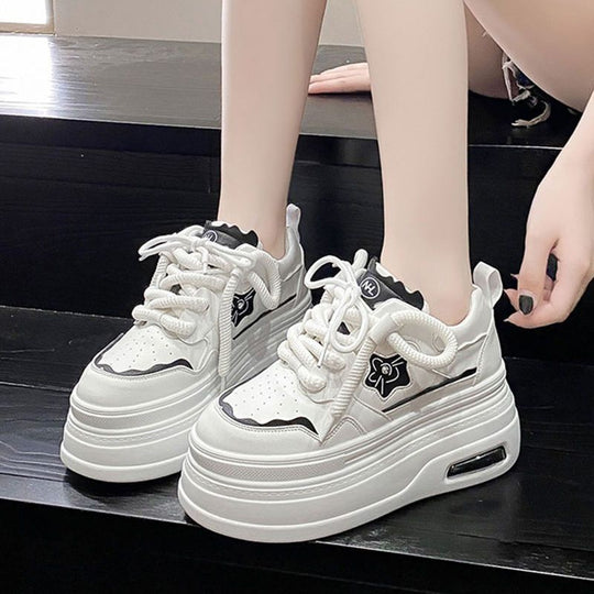 Damen Sportliche Plateau-Sneaker mit modischem Blumendetail EB