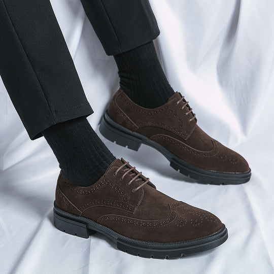 Herren Brogue-Derby aus Veloursleder mit gepolstertem Komfortfußbett und profilierter Gummilaufsohle EB