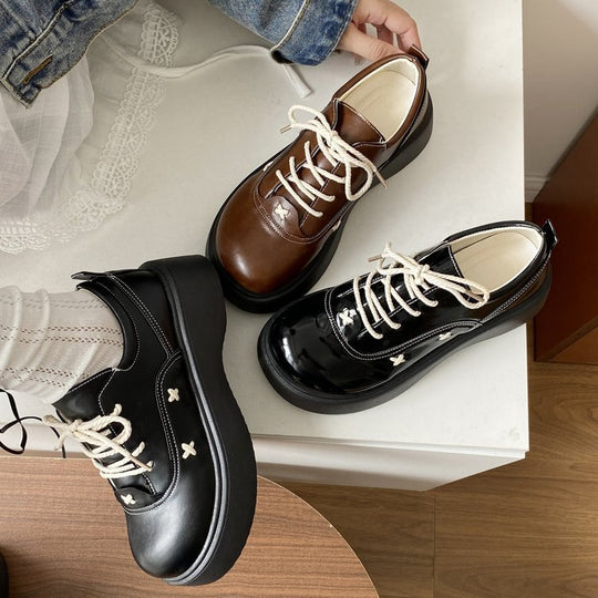 Damen modische Plateau-Sneaker mit glänzender Oberfläche und dekorativen Schnürdetails EB