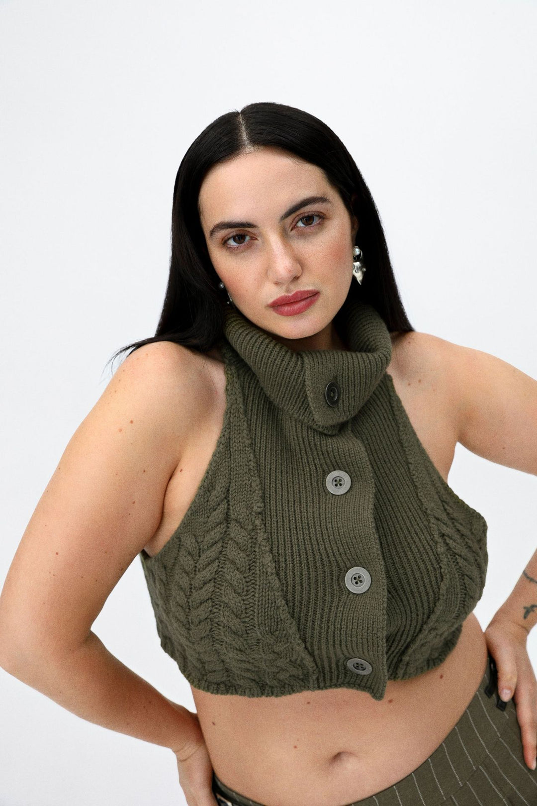 Damen gehäkeltes Crop-Oberteil mit hochgeschlossenem Kragen und Knopfleiste EB