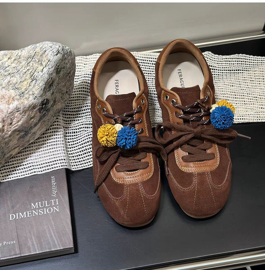 Damen Sneaker mit bunten dekorativen Pompons und hochwertigem Wildleder EB