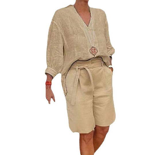 Damen lässiges Sommer-Outfit mit weitem Oberteil und Shorts EB