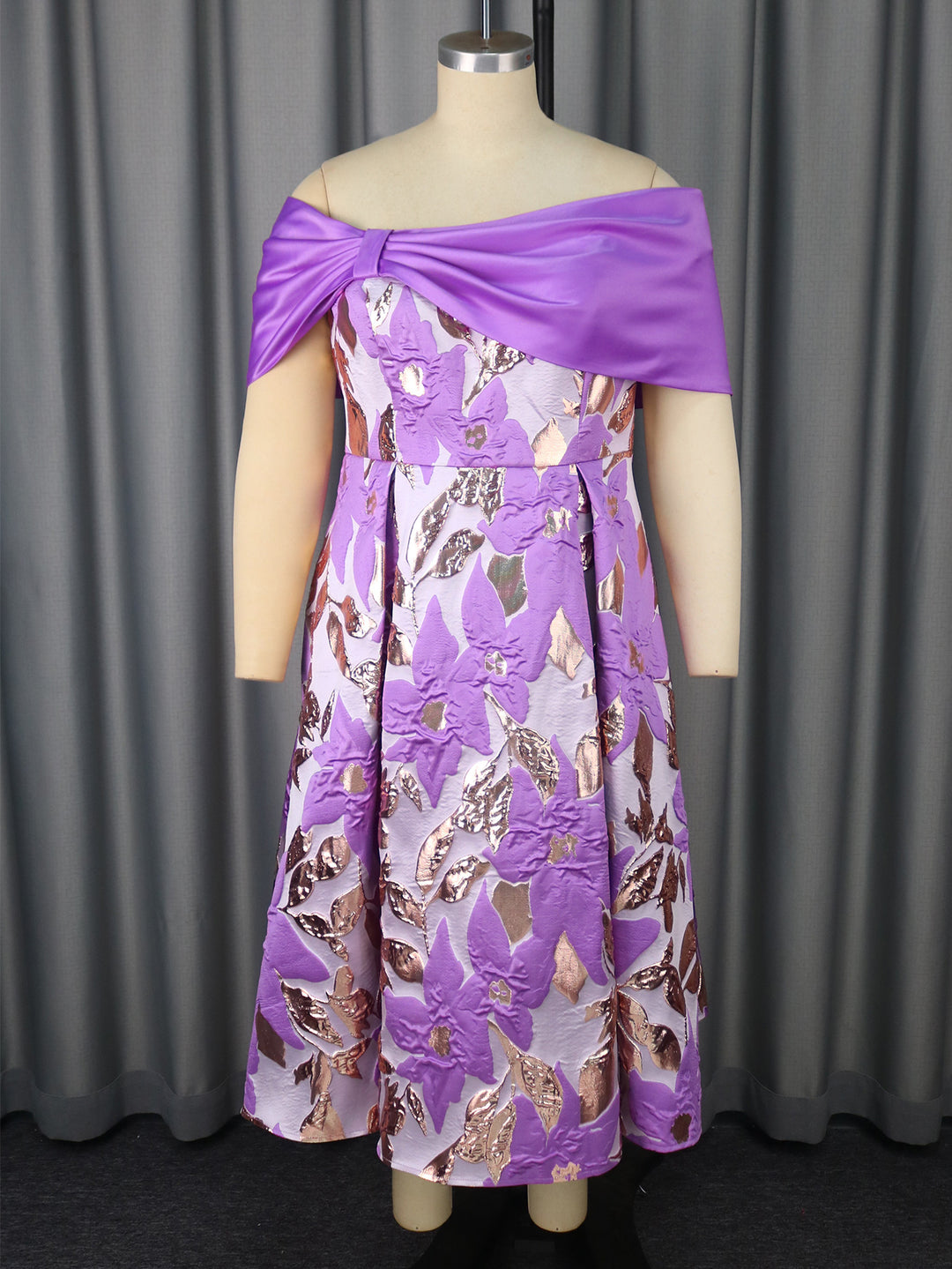 Damen Elegantes Abendkleid mit schulterfreier Applikation und floralen Motiven EB