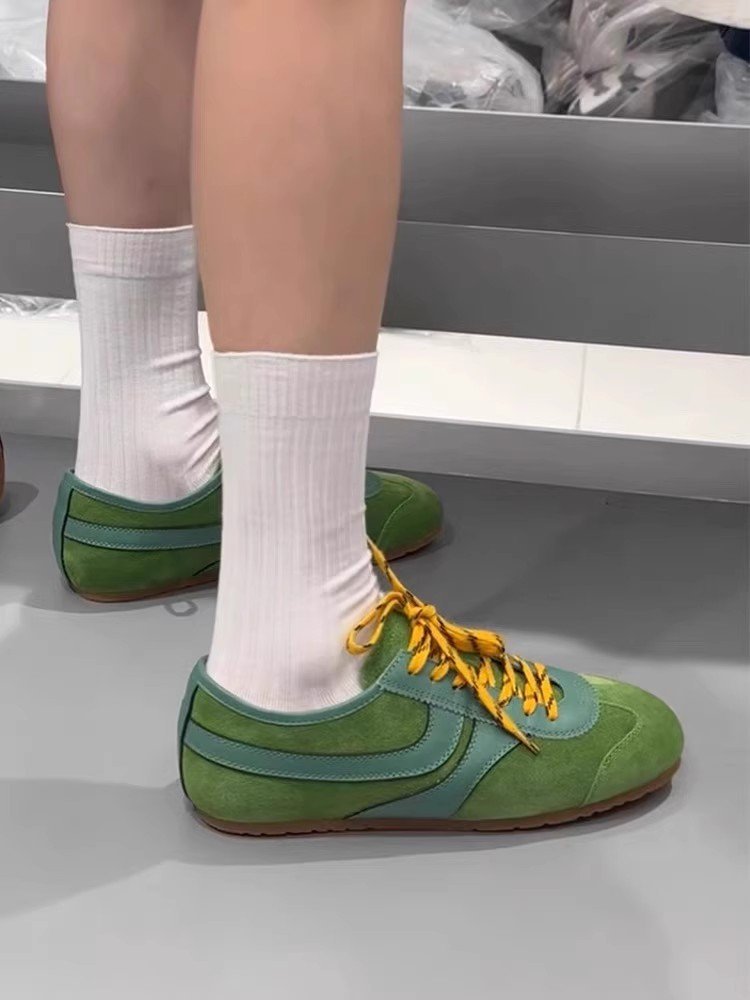 Damen Sneaker aus hochwertigem Wildleder mit trendigem Design und robustem Sohlenprofil EB