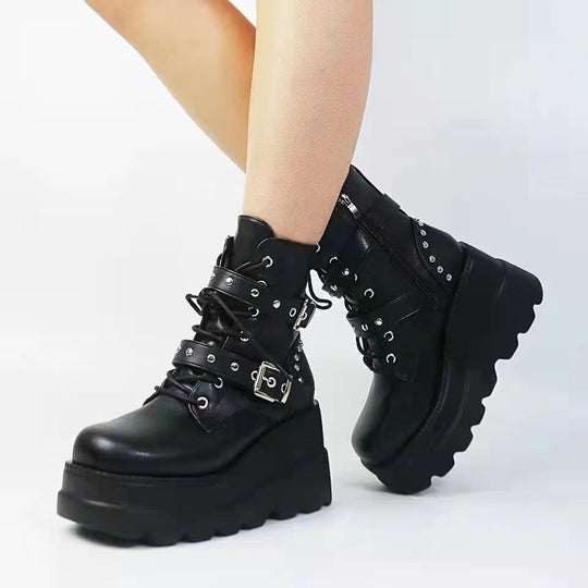 Damen nan knöchelhohe Punk-Plateau-Bikerstiefelette mit doppelten Zierriemen und markanter Profilsohle EB