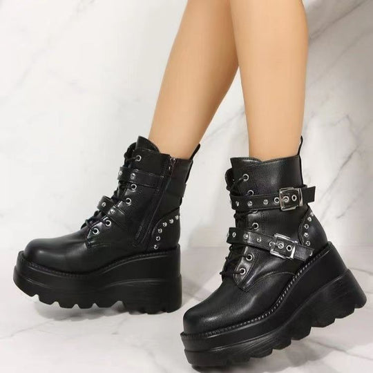 Damen Wedge-Stiefeletten mit dekorativen Schnallen und robuster Profilsohle EB
