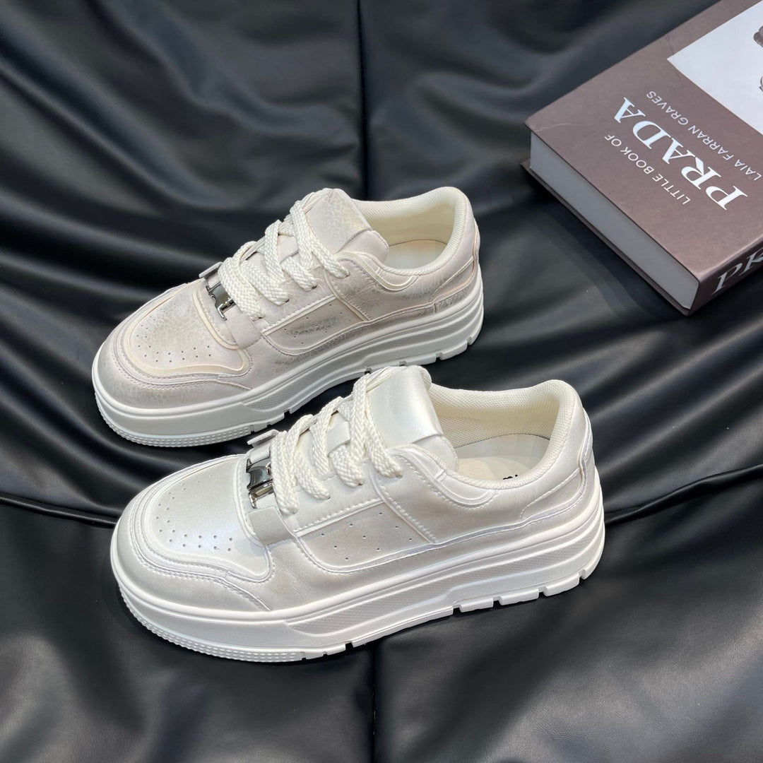 Damen modische Sneakers mit hochglänzendem Obermaterial und stabiler Plateausohle EB