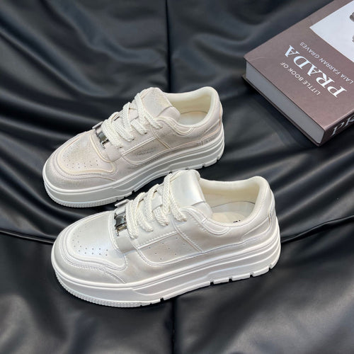 Damen modische Sneakers mit hochglänzendem Obermaterial und stabiler Plateausohle EB