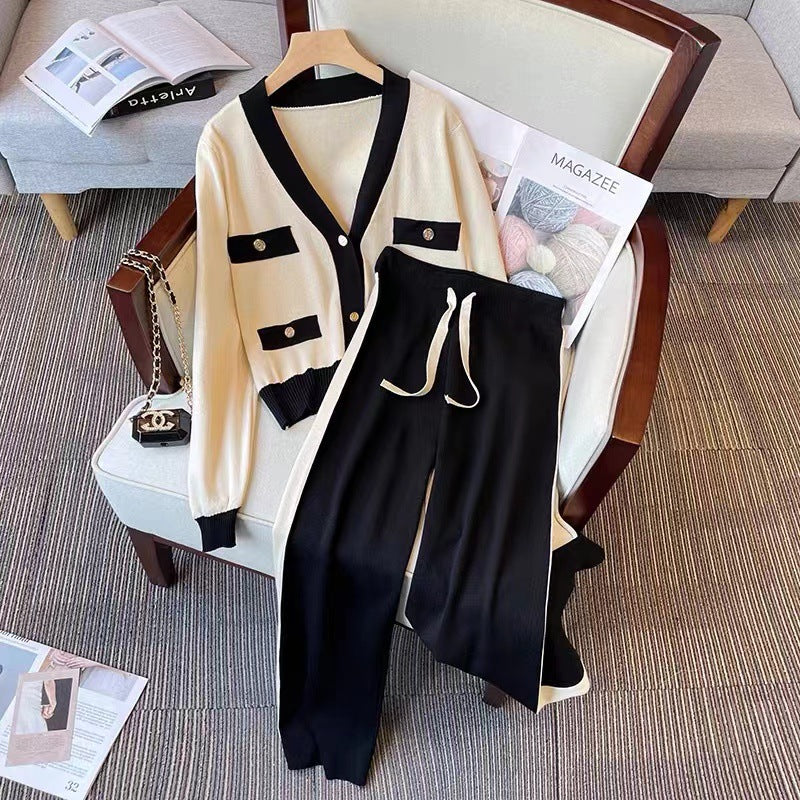 Damen modisches Strickensemble mit dekorativen Knöpfen und Kontrastdetails EB