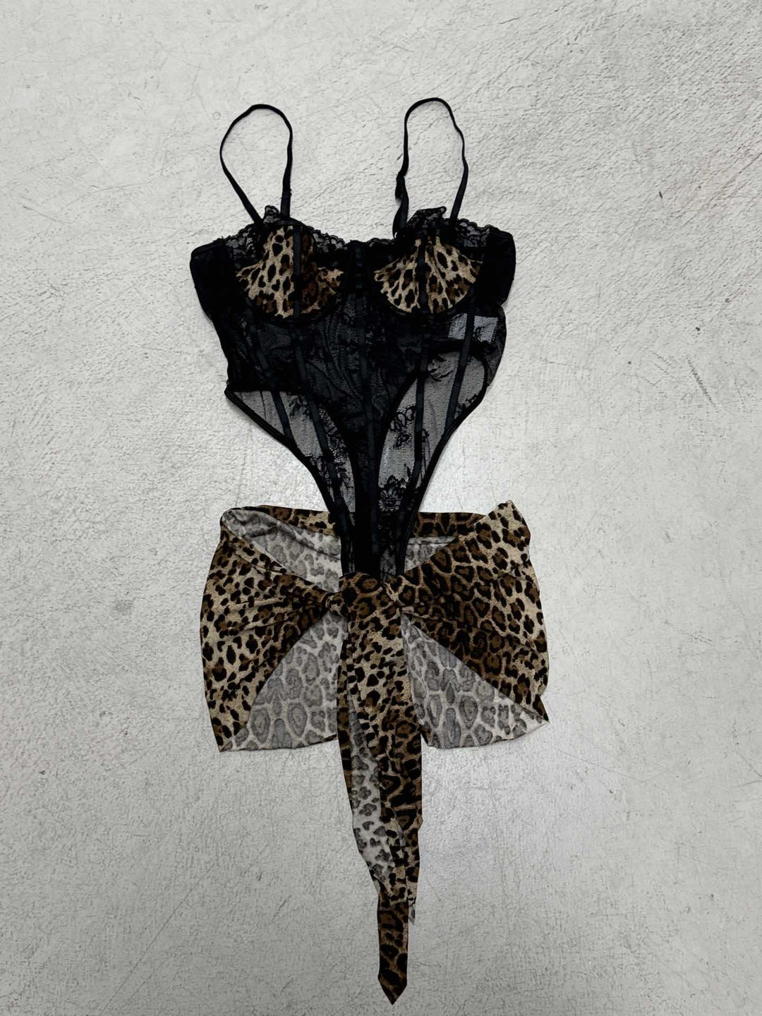 Damen Spitze Bodysuit mit animalischem Design und verführerischem Saum EB
