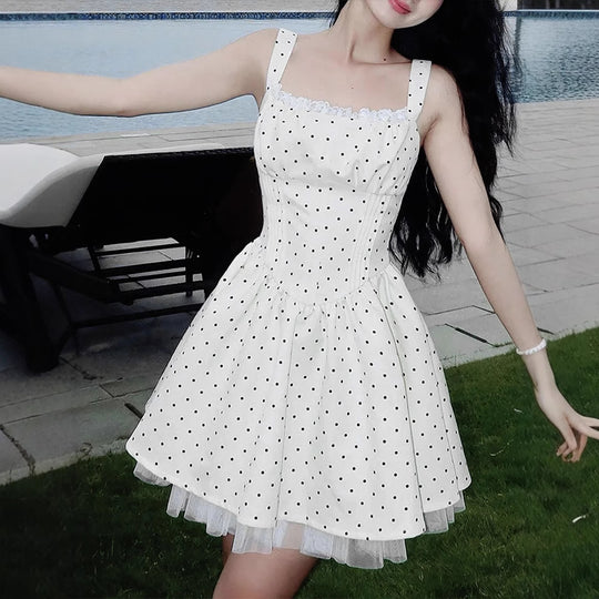Damen Sommerliches Kleid mit schwingendem Rock und Punktmuster EB