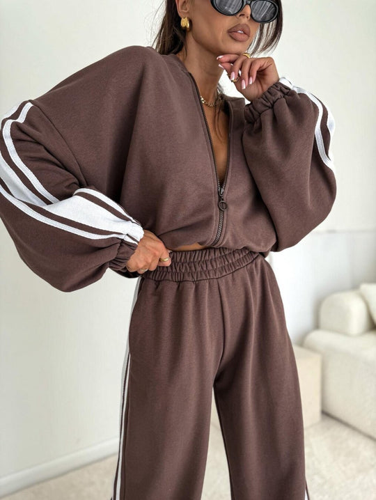 Damen cropped Zip-Hoodie mit voluminösen Ballonärmeln und High-Waist Relaxhose im sportlichen Seitenstreifen-Design Eichborn Berlin