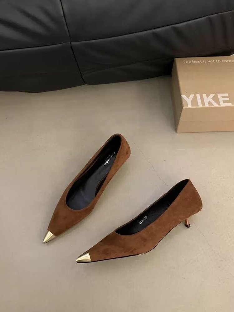 Damen elegante spitze Pumps mit goldener Zehenkappe EB