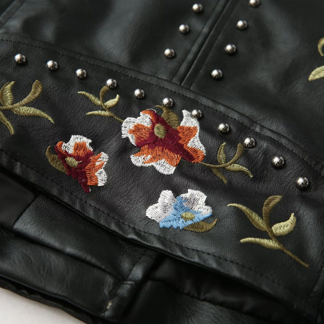 Damen kunstleder Bikerjacke mit floralem Stickdesign und Nietenverzierungen EB