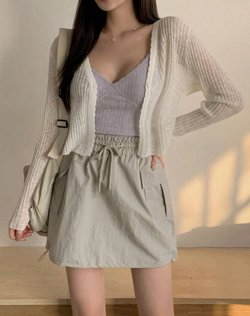 Damen verspielte Strickjacke mit dekorativen Details und leichtem Material EB