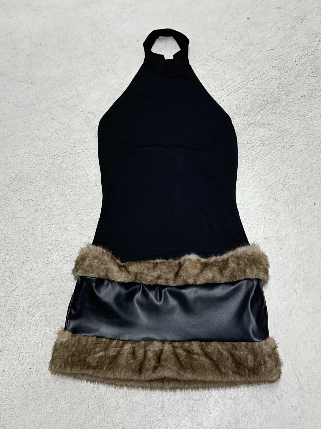 Damen modisches Halterkleid mit luxuriösem Kunstfellsaum EB