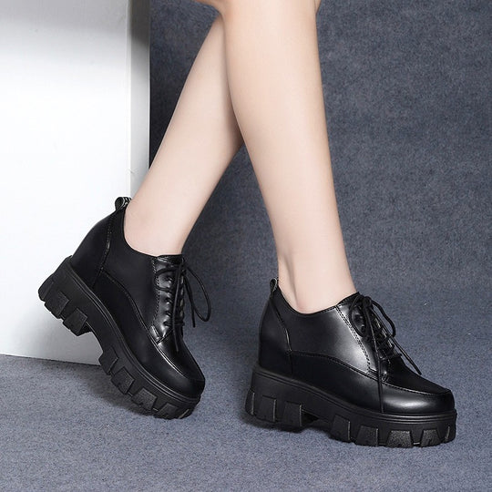 Damen Plateausneaker mit glänzender Oberfläche und robustem Sohlenprofil EB