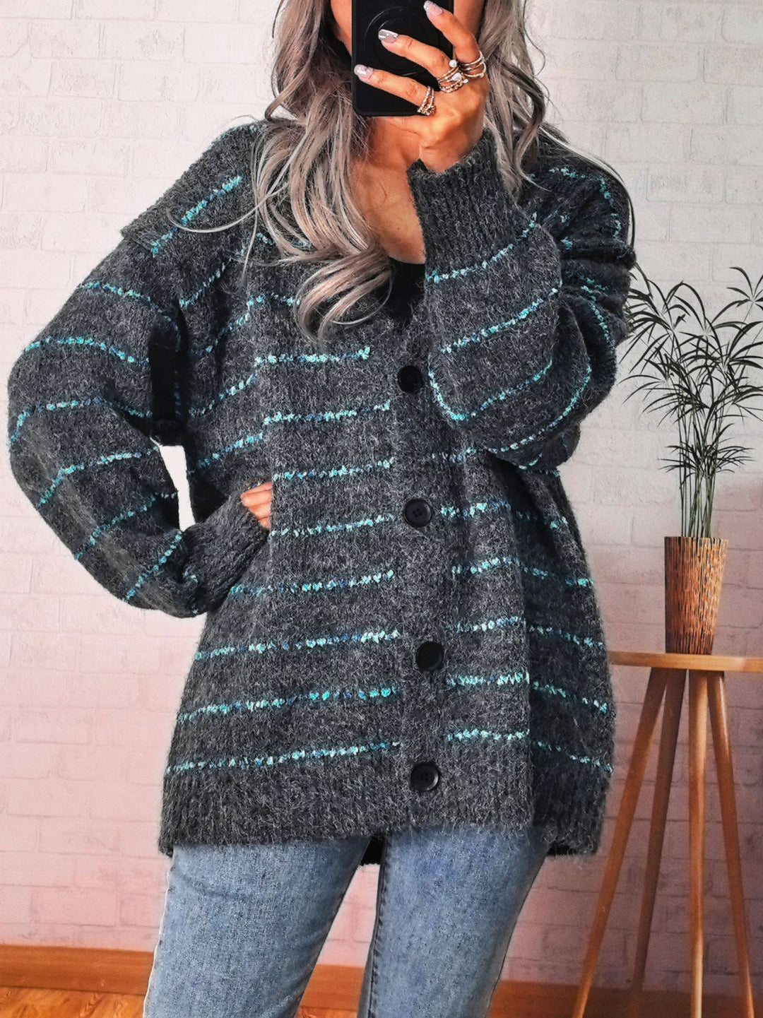Damen Grobstrickjacke mit modischen Kontraststreifen und eleganten Knopfdetails EB