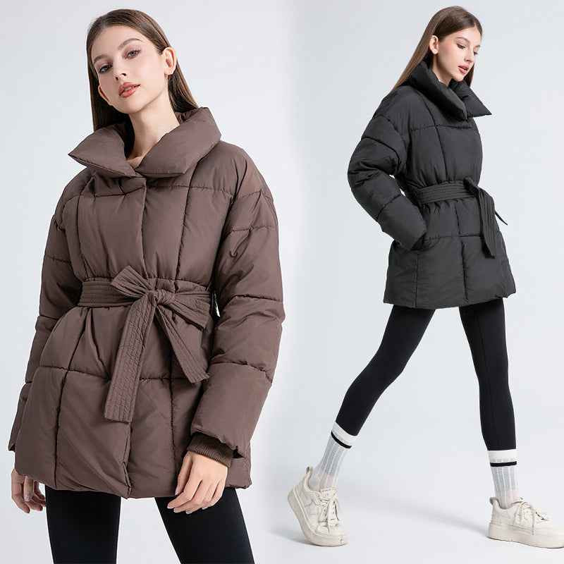 Damen Komfortable und elegante Pufferjacke mit Gürtel und hohem Kragen EB