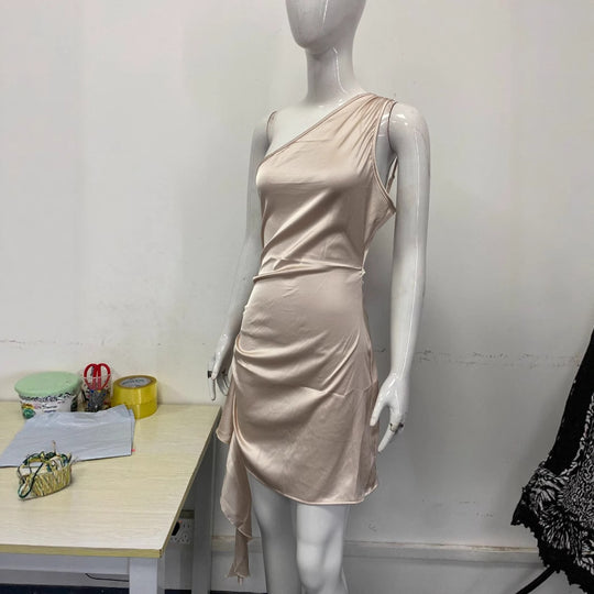 Damen Elegantes Ein-Schulter Kleid mit fließendem Schnitt und asymmetrischem Saum EB