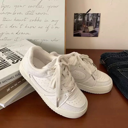 Damen Sneakers im modernen minimalistischen Design mit atmungsaktiven Oberflächen und gepolsterter Innensohle EB
