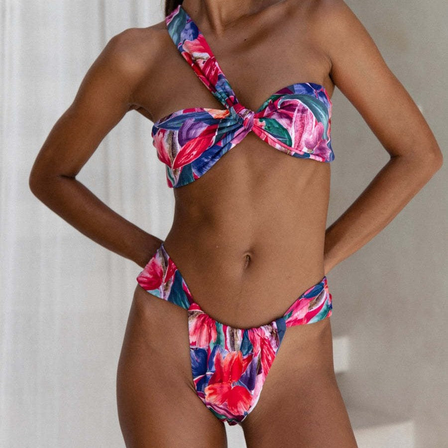 Damen Bandeau-Bikini mit asymmetrischen Trägern und modischen Wickeldetails EB